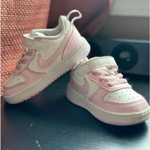 Nike kids pink and white shoe, beautiful and comfy.
